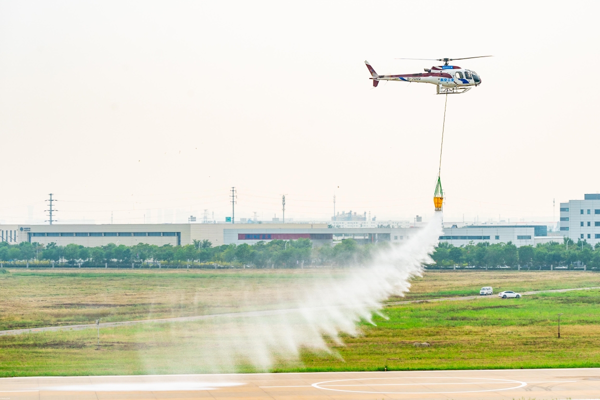 AC311A进行飞行预演。摄影：岳书华-1